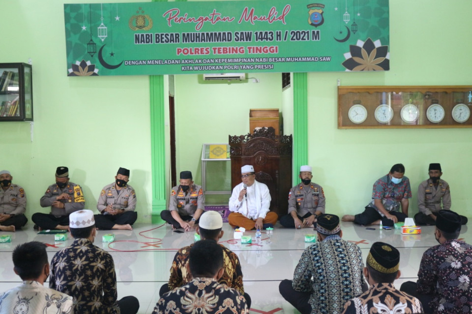 Didampingi Kabag Sumda, Plh Kapolres Tebingtinggi Hadiri Maulid Nabi 1443 H/2021