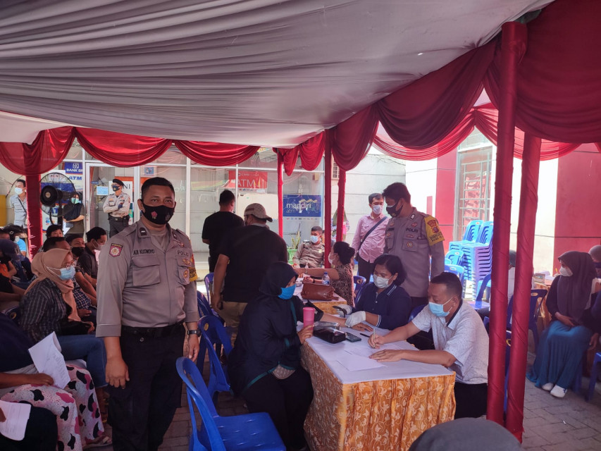 Polsek Padang Hulu Kawal Pelaksanaan Vaksinasi di Irian Super Market Tebingtinggi