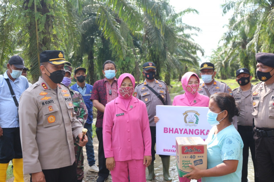 Kapolres Tebingtinggi Kunjungi Warga Terdampak Banjir di Desa Meriah Padang