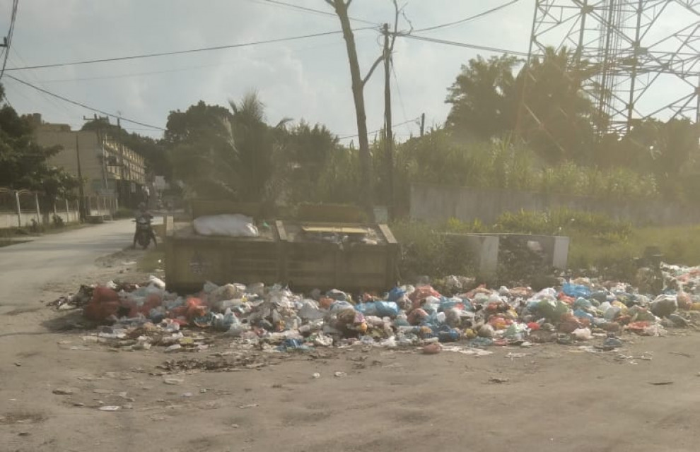 Sampah Menumpuk di Depan Asrama Polisi Perdagangan, Kasipem \"Merekalah Pelakunya Pak, Bandal Mereka\"