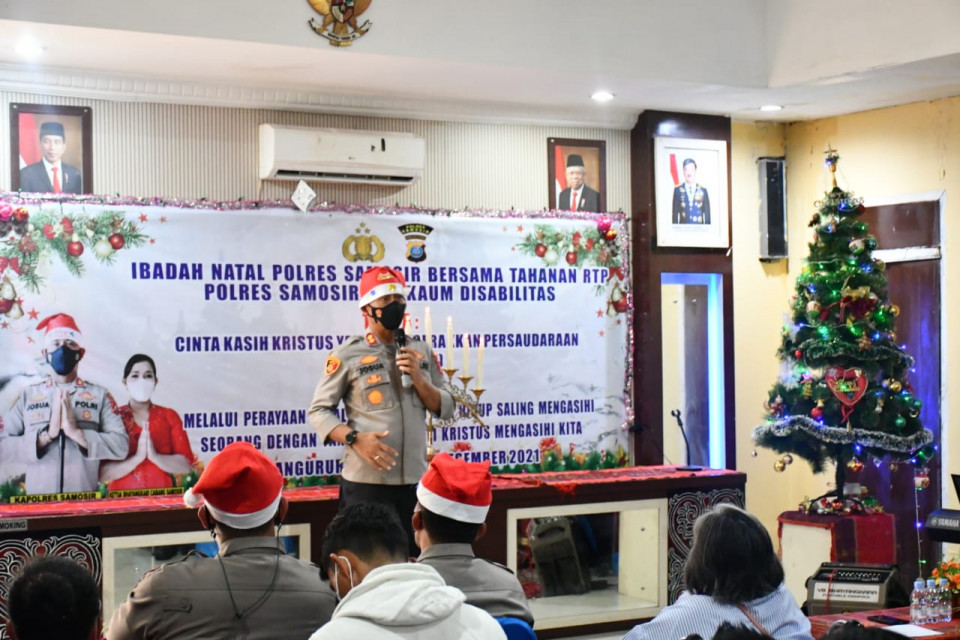 Kapolres Samosir dan Jajaran Merayakan Natal Bersama Tahanan serta Kaum Disabilitas