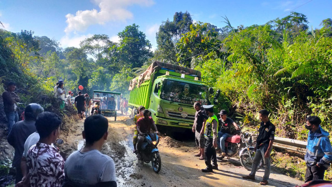 Jallinsum Taput Tertimbun Tanah, Sat Lantas Bersama Masyarakat Gotong Royong