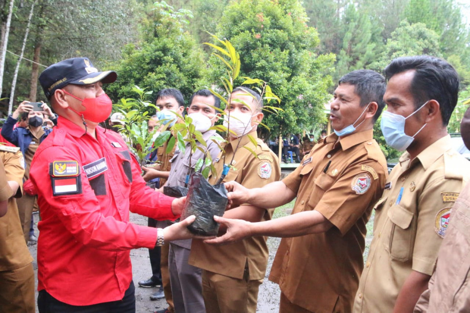 Bupati Taput Nikson Nababan, \"Siatas Barita Harus Menjadi Ikon Wisata Ternak Madu\"