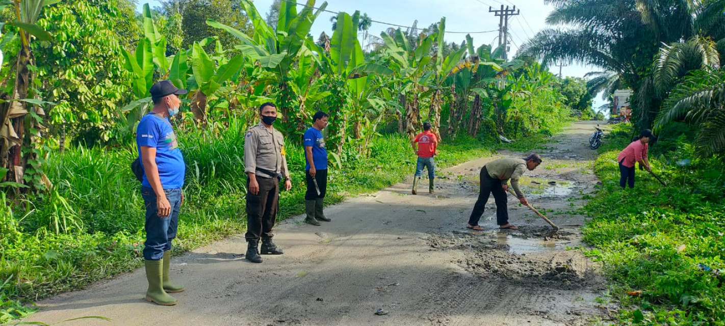 Personel Polsek Raya Kahean Galakkan \"Marharoan Bolon\" Benahi Jalan Umum