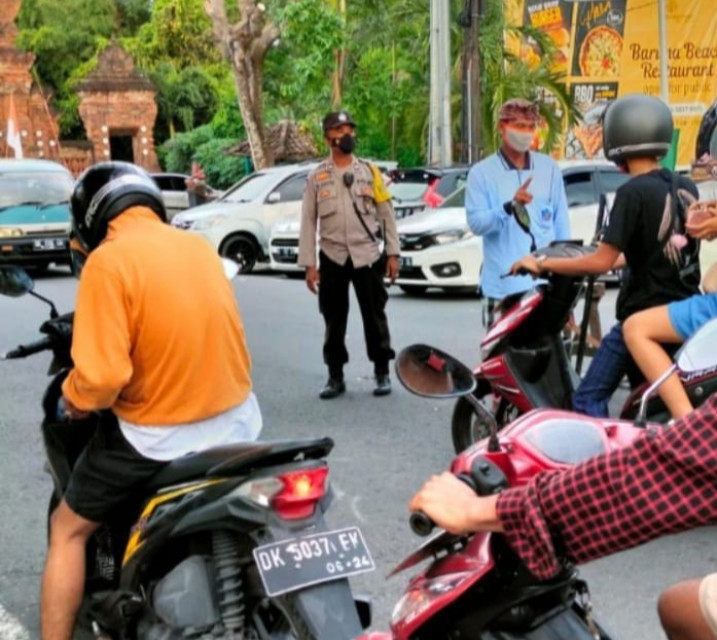 Mengantisipasi Penyebaran Virus Covid -19, Bhabinkamtibnas Desa Sanur Kaja sampaikan Ketaatan Prokes