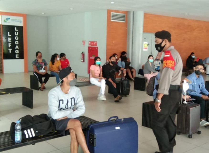 Polsek Udara Pantau Penerapan Prokes di Terminal Domestik Bandara Ngurah Rai Bali
