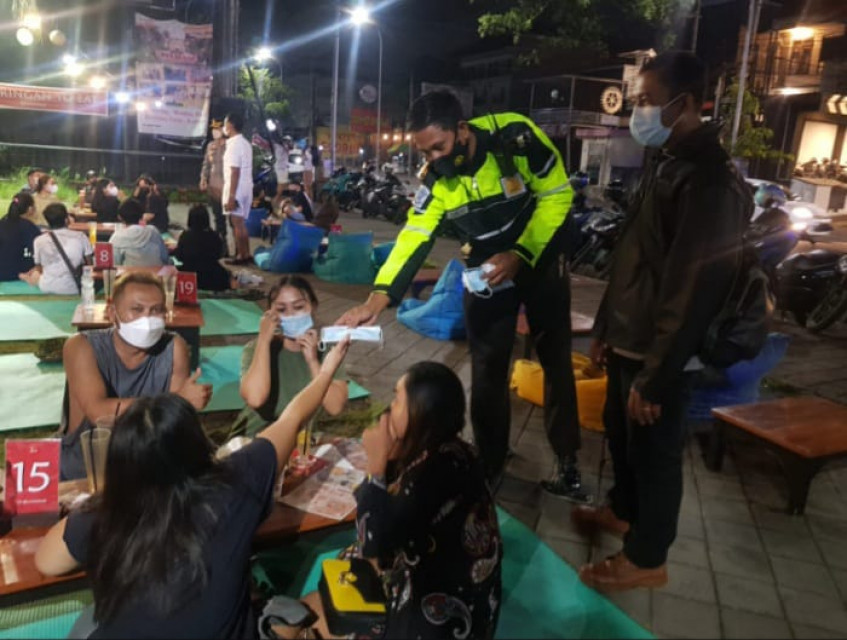 Kapolsek Kuta Pimpin Patroli dan Bagikan Masker