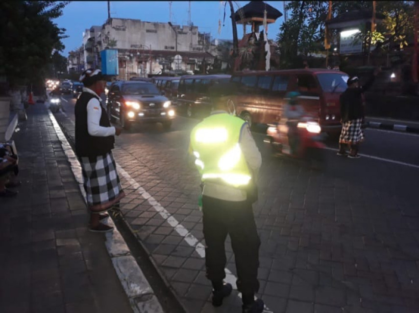 Polsek Denpasar Barat Kerahkan Personil Amankan Kegiatan Melasti