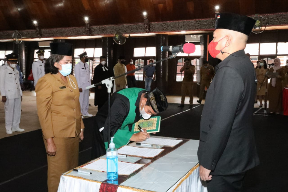 Pejabat Pimpinan Tinggi Pratama, Administrator, dan Pengawas Dilantik, Bupati Taput, \"Harus Dapat Menunjukkan Kinerja Maksimal\"