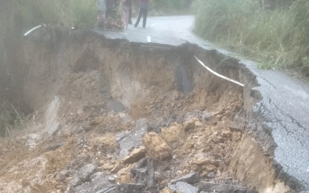 Jalan Garoga-Pangaribuan Putus, Arus Lalulintas Lumpuh Total