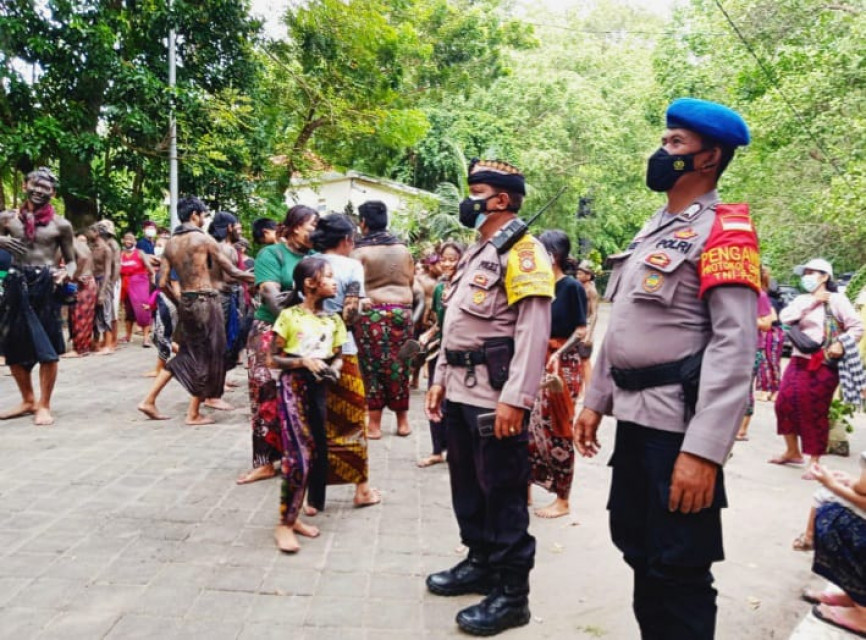 Kapolsek Kuta Pimpin Pengamanan Acara Tradisi Warga Kelurahan Kedonganan