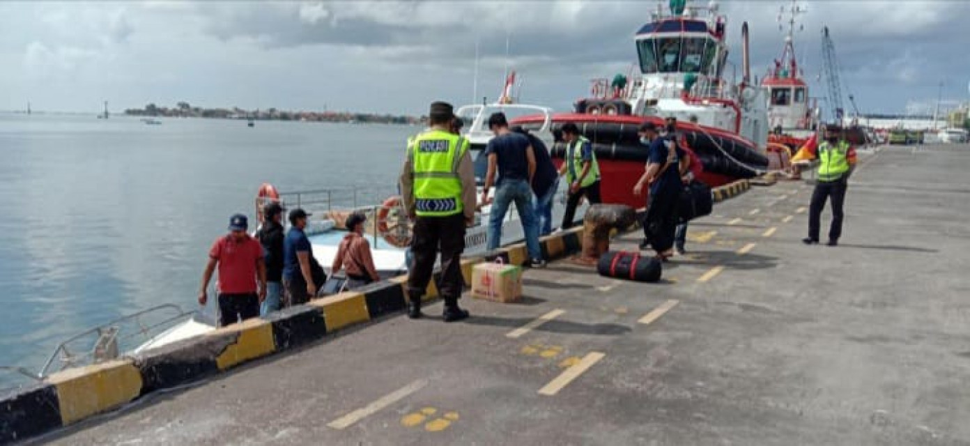 Baru Turun Dari Kapal Berbendera Asing, Polsek Benoa Kawal Pekerja Migran Indonesia