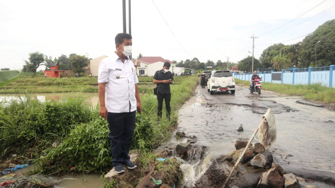 Bupati Simalungun Meninjau Jalan Rusak