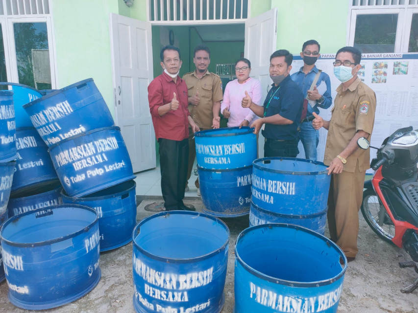 Serah Terimakan 20 Unit Tong Sampah ke Desa Banjar Ganjang, PT TPL Dukung Kebersihan Lingkungan