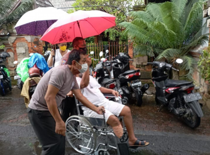 Bhabinkamtibnas Polsek Denpasar Jemput Warga Disabilitas