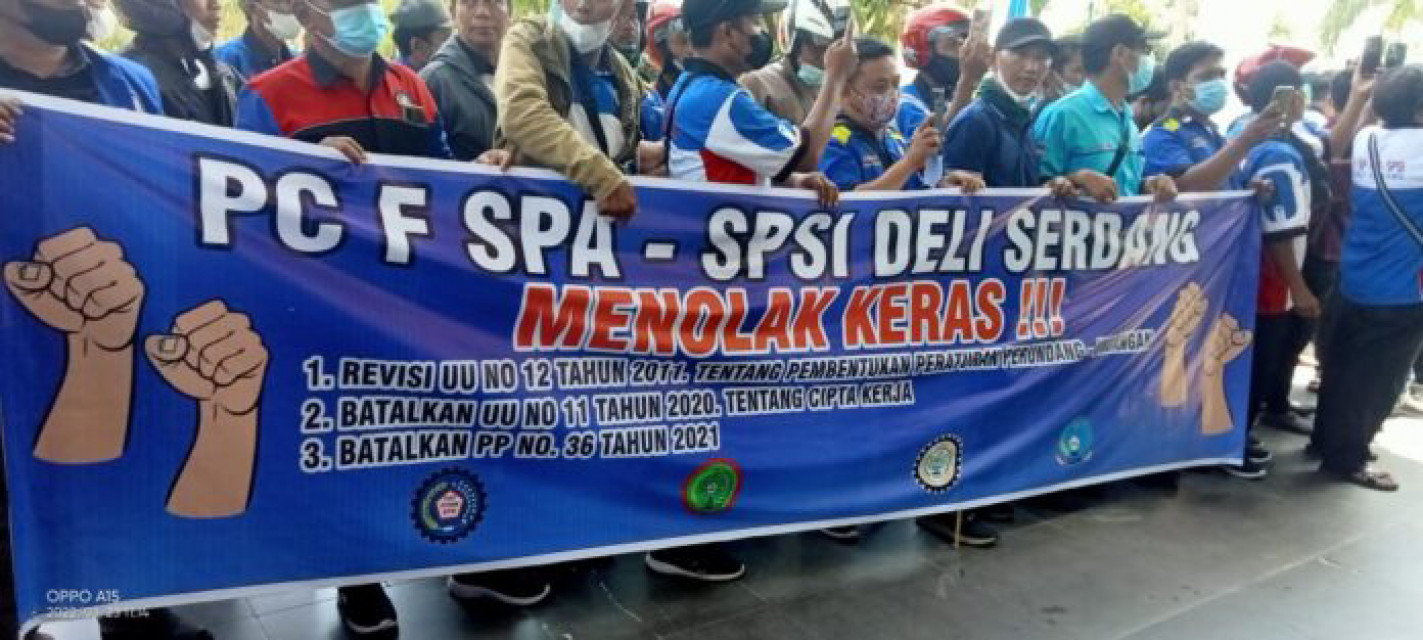 Massa Buruh di Deli Serdang Datangi Gedung DPRD, \"Tolak PP No 36Tahun 2021\"