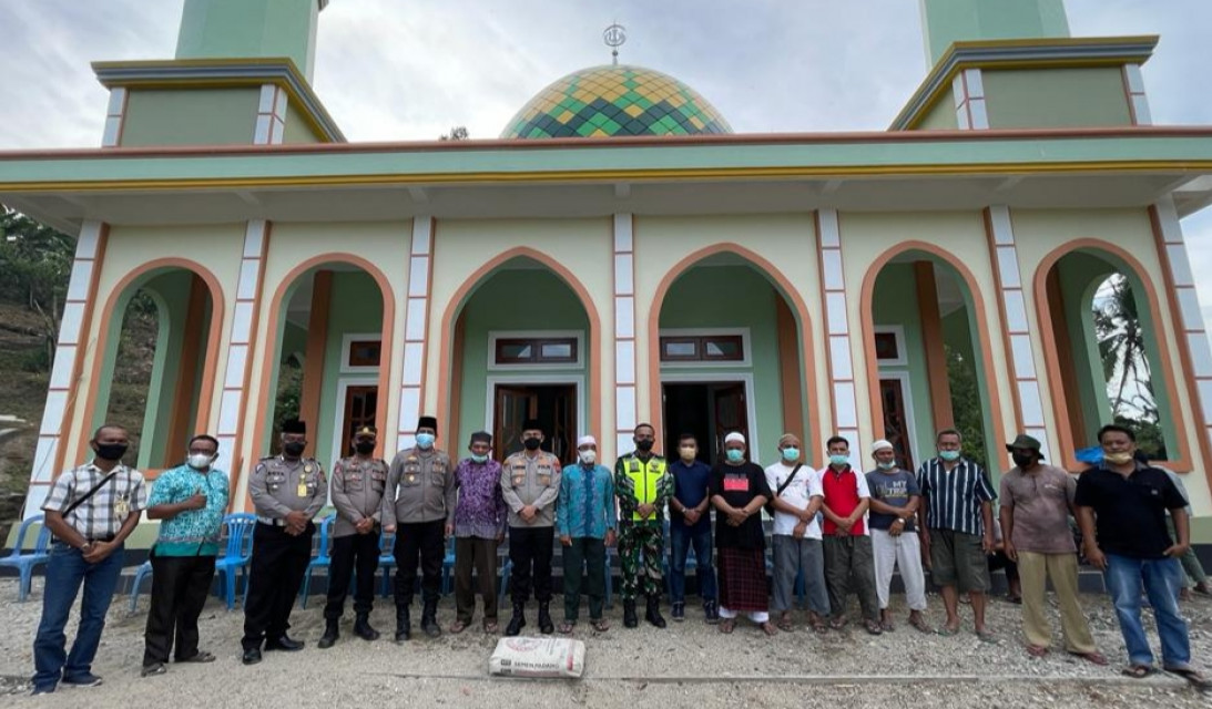 Kapolres Taput Berikan Bantuan 50 Zak Semen Untuk Pembangunan Mesjid