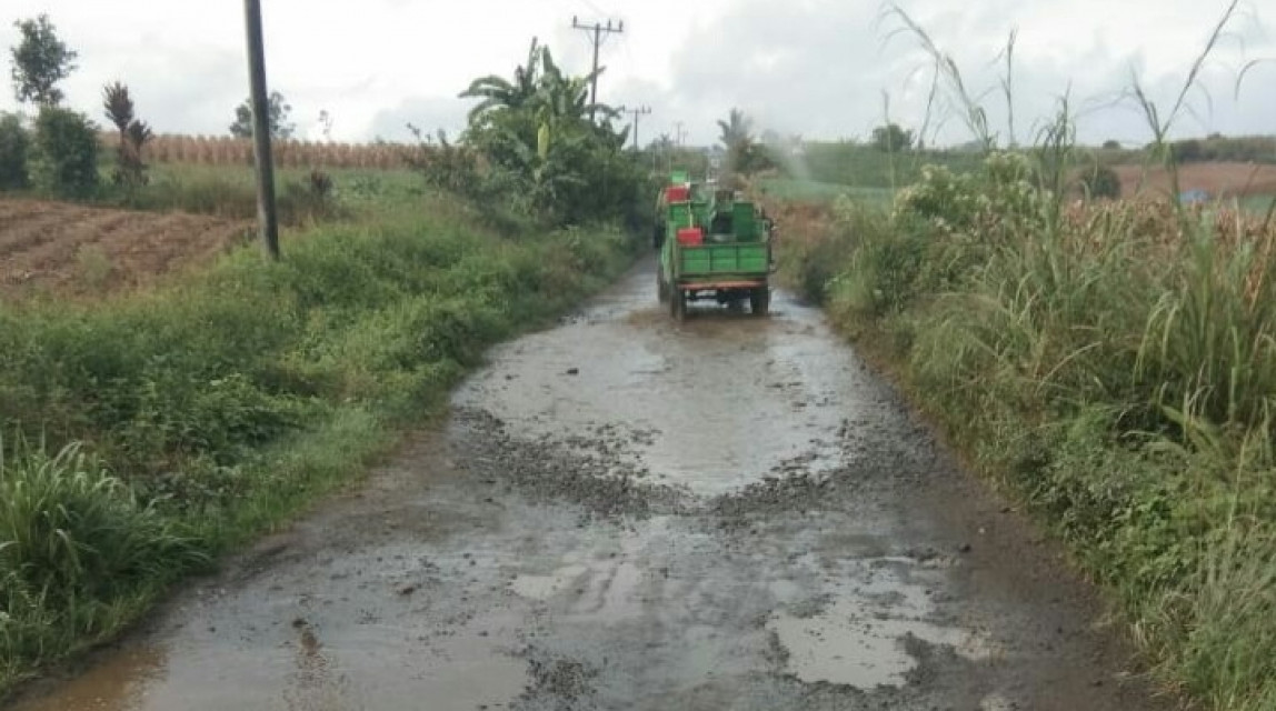 Jalan Penghubung 8 Dusun di Nagori Urung Purba dan Seribujandi Bagaikan Kubangan Kerbau