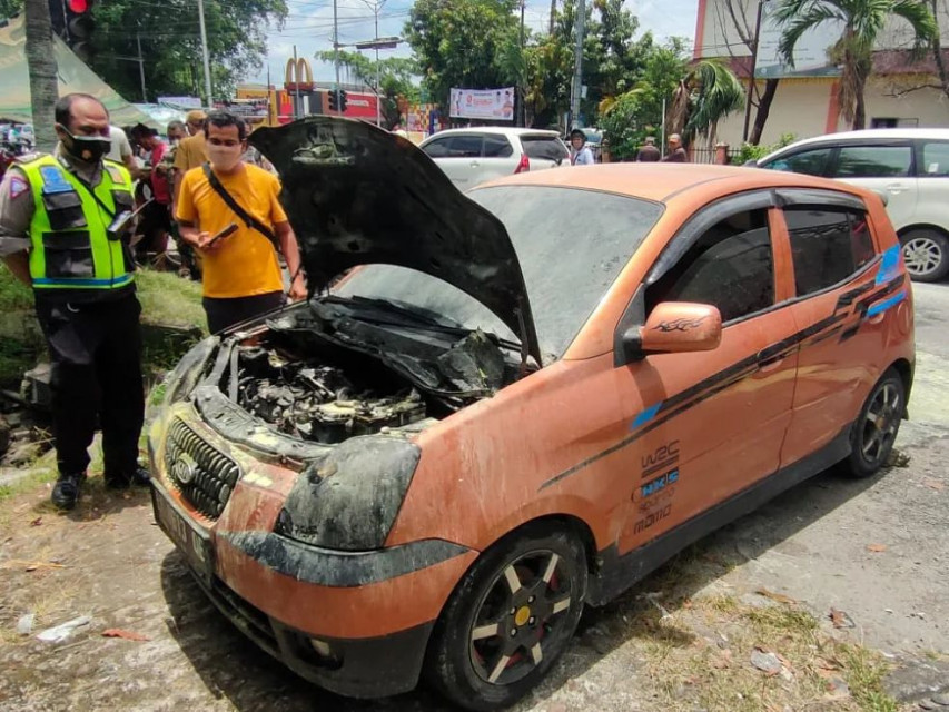 Melintas di Simpang Kampus, Mobil City Car Terbakar