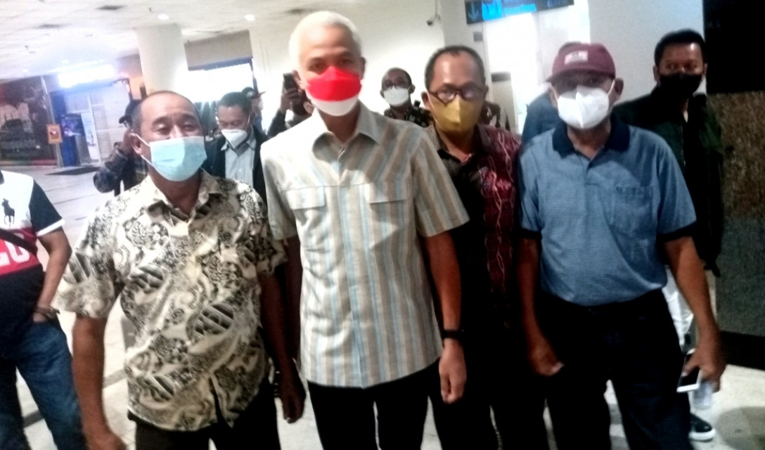 Ganjar Pranowo Disambut DPW SOBAT JARWO SUMUT di Bandara Kualanamu