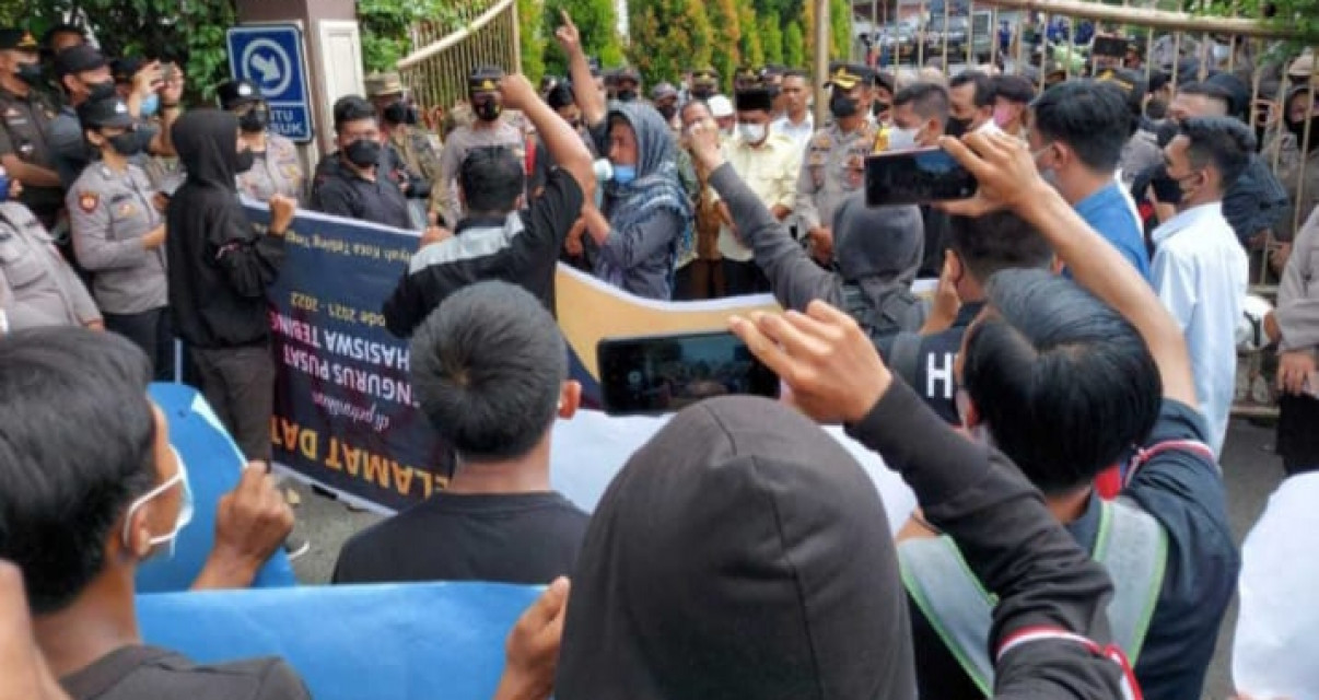 Ketua DPRD Tebingtinggi Terima Unjuk Rasa Puluhan Mahasiswa