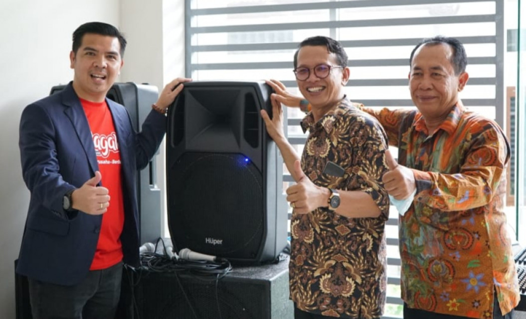 Bane Raja Manalu Sumbang Seperangkat Sound System ke Universitas HKBP Nommensen