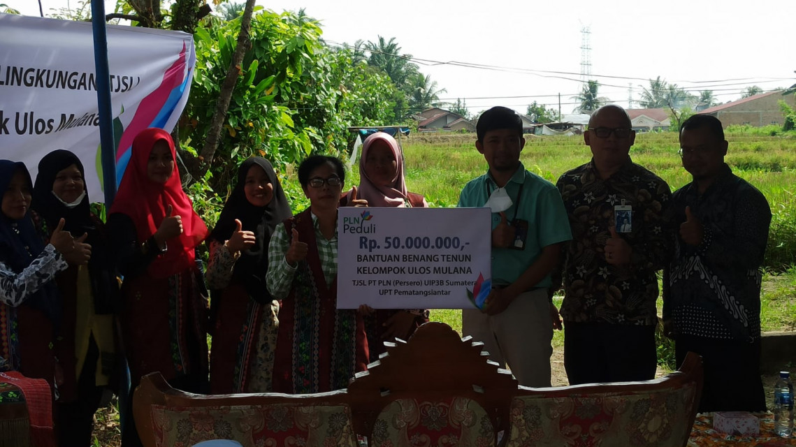 PLN (Persero) UIP3B Sumatera UPT Pematangsiantar Berikan Bantuan Benang Tenun Ulos