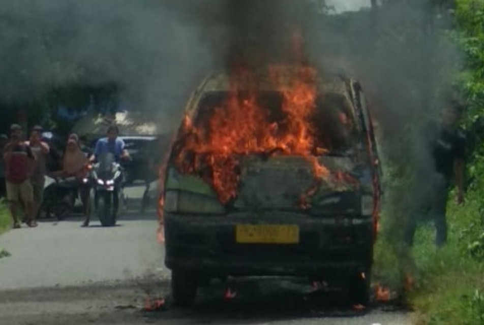Mobil Terbakar Juga Terjadi di Siantar, Angkot KPB Hangus Dilalap Api