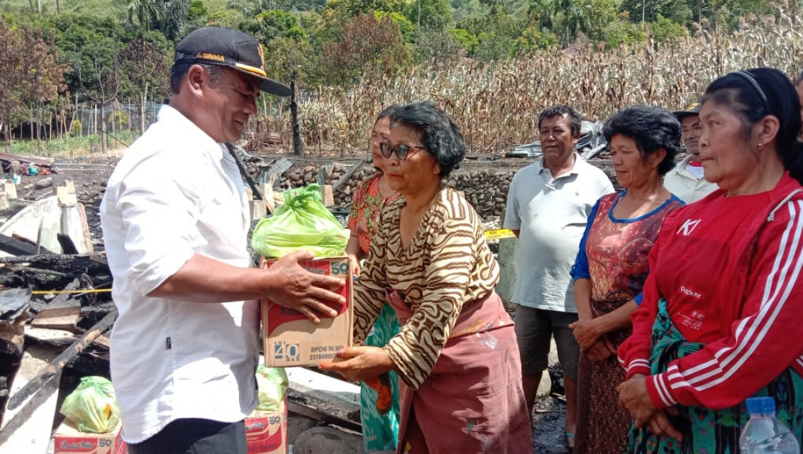 Anggota DPRD Simalungun Jarusdin Sinaga Berikan Bantuan Kepada Korban Kebakaran di Dusun Bage