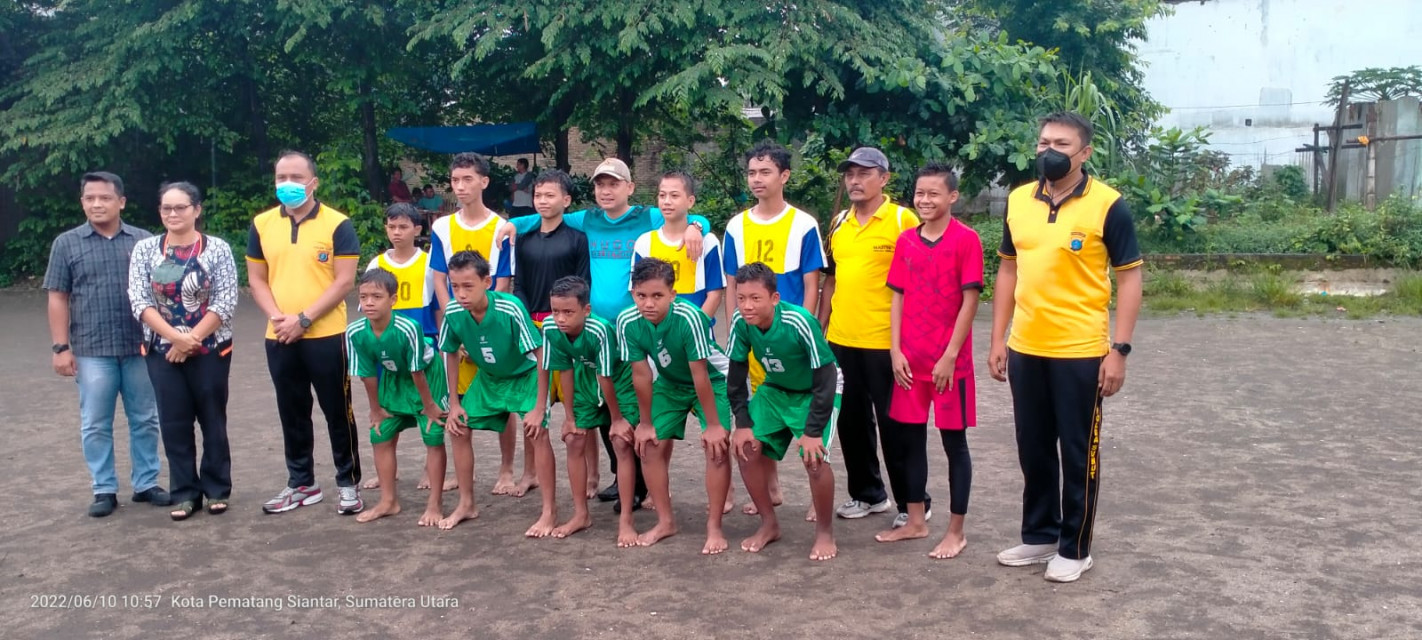 Polsek Siantar Martoba bersama Camat menggelar Pertandingan Sepak Bola Kaki Ayam