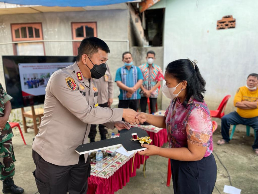 Menyambut HUT Bhayangkara ke 76, Kapolres Taput AKBP Ronald Sipayung serahkan Kunci Hasil Bedah Rumah