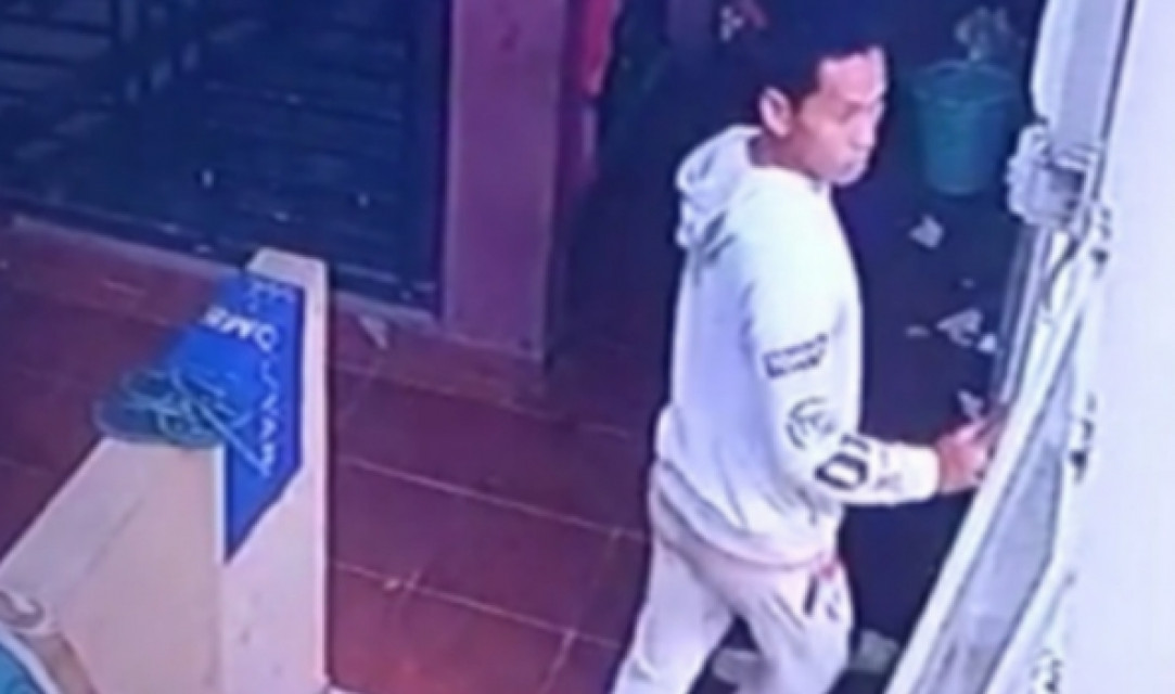 Pria Memakai Switer Putih Terekam CCTV Mencuri Handphone di Kamar Kos Jalan Kartini Kota Siantar