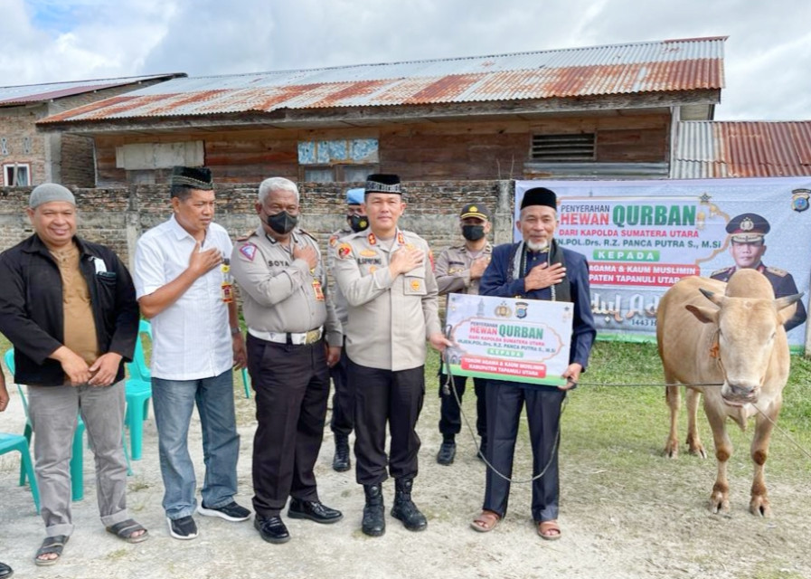 Kapolres Taput serahkan Hewan Qurban dari Kapoldasu kepada Umat Muslim