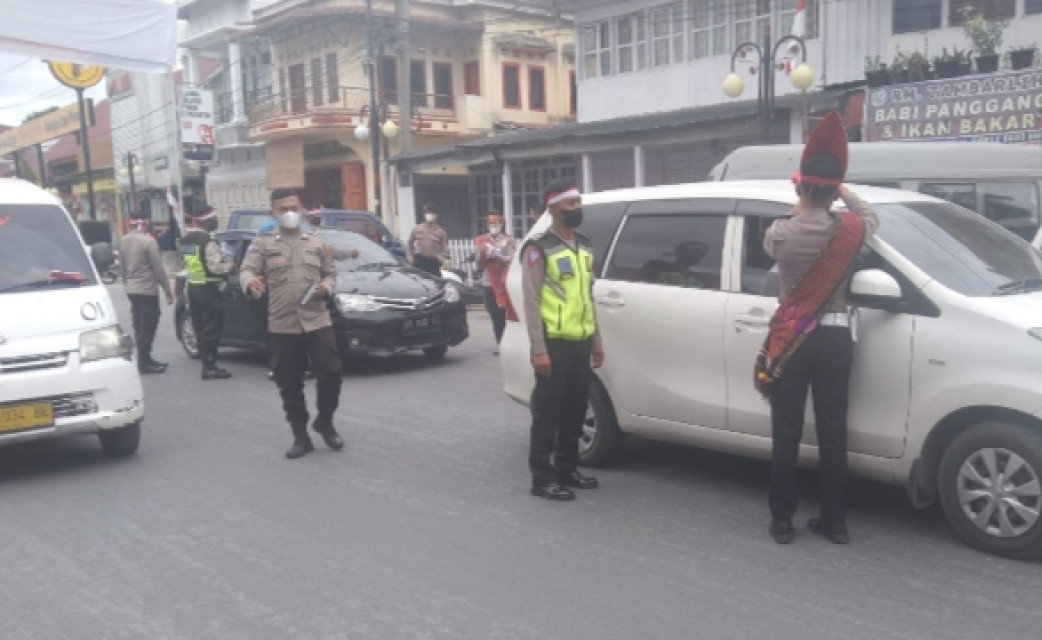 Jelang HUT RI ke 77, Polres Taput Bagikan 1000 Bendera dan Stiker