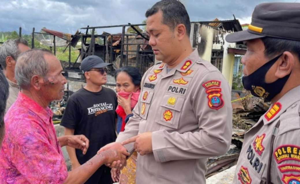 Kapolres Taput Serahkan Bantuan Kapoldasu Kepada Korban Kebakaran di Siborongborong