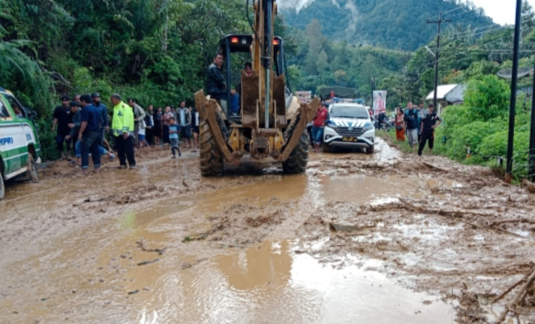 Hujan Deras, Tebing Gunung di Desa Jangga Longsor, 1 Rumah Tertimbun Material