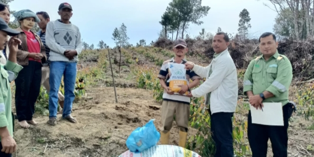 Petani Binaan di Desa Aek Raja Parmonangan terima Bantuan dari TPL