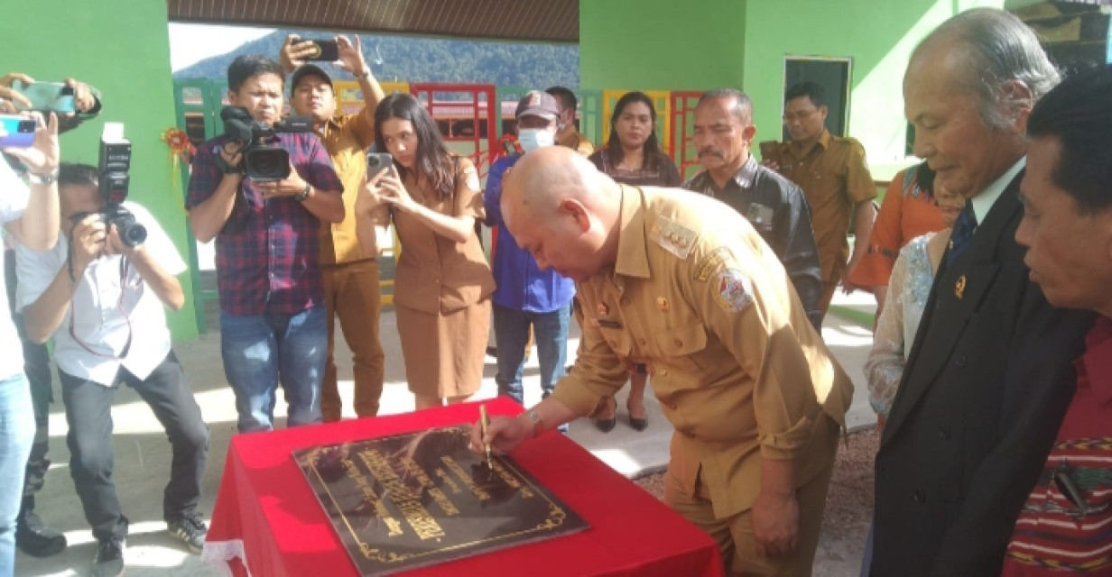 Bupati Taput Resmikan Water Boom Junjun di Desa Sitompul