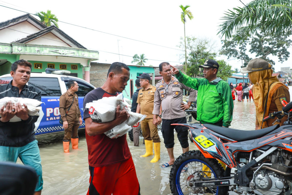 Bupati Sergai Tinjau Posko dan Beri Bantuan Untuk Korban Banjir