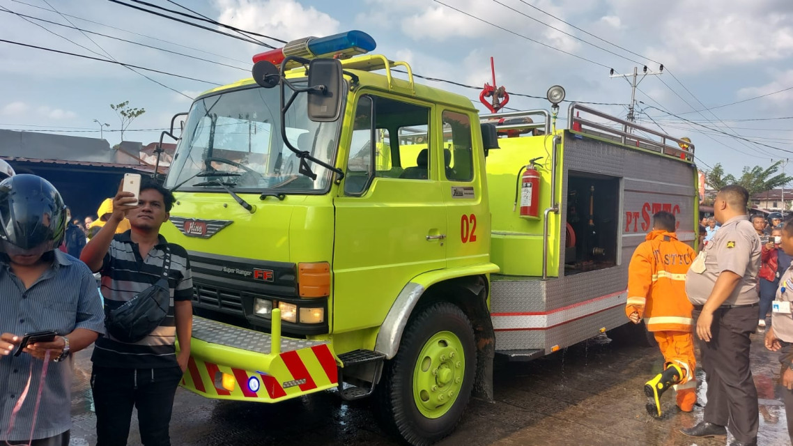 Damkar Kota Siantar dan PT STTC Padamkan Api, Bankom Garuda Sumut Bantu Pasang Police Line