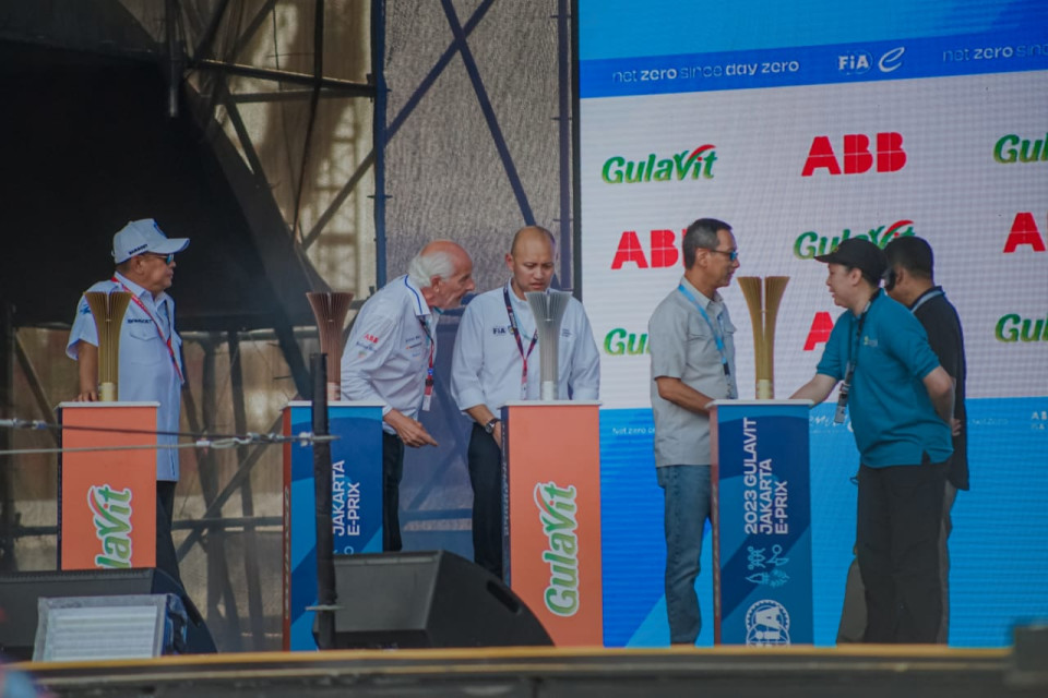 Pj Gubernur DKI Jakarta Serahkan Piala Jawara Formula E di AGI Jakarta International E- Prix Circuit