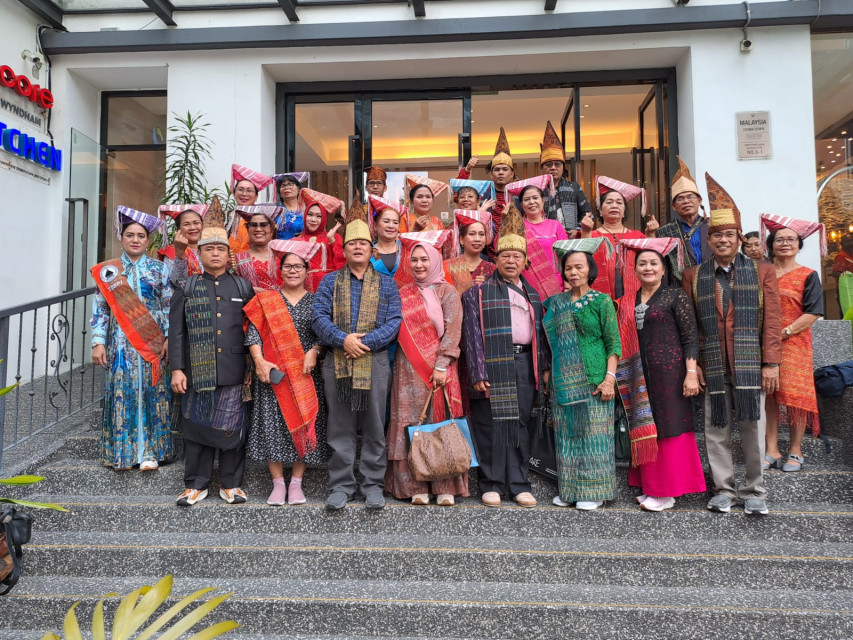 Memperkenalkan Budaya Simalungun, PT Lovely Holidays Bawa Tim Margotong Marbulang ke Malaysia