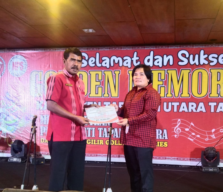 Bupati Taput Sumbang 50 Juta di Acara Golden Memories