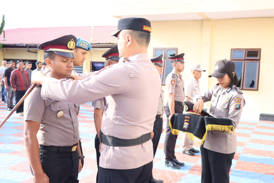 AKBP Johanson Sematkan Kenaikan Pangkat 21 Personil Polres Taput dan 4 PNS Polri