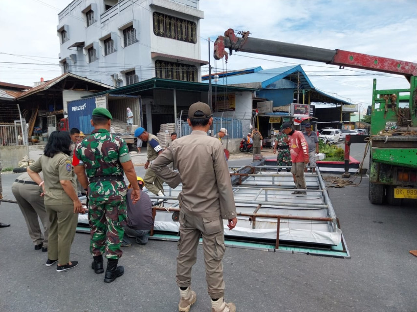 Sat Pol PP Kota Pematang Siantar Bongkar Puluhan Plank Reklame Tidak Miliki Ijin