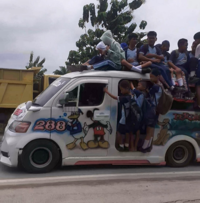 Angkot di Perdagangan Bawa Penumpang Bergantungan