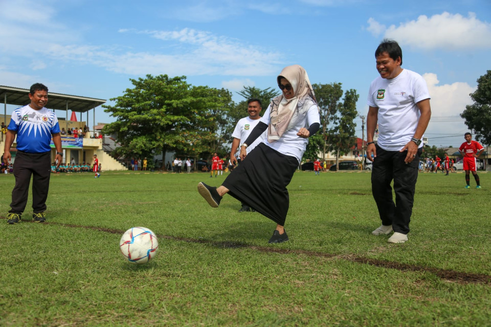 Wali Kota Pematang Siantar Tendang Bola di Lapangan Farel Pasaribu