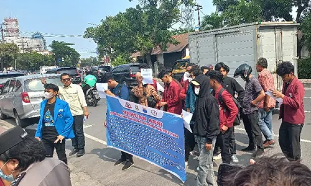 Terkait Ijazah JR Saragih, Puluhan Mahasiswa Demonstrasi di Depan Kantor KPU Sumut