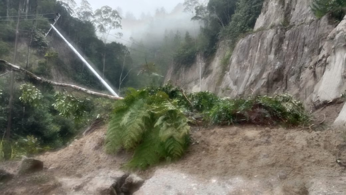 Tanah Longsor Tutupi Seluruh Badan Jalan Menuju Desa Hutatua