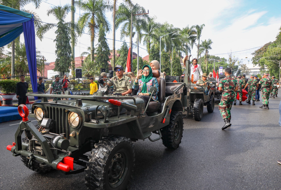 dr Susanti Lepas  Peserta Karnaval Peringatan Hari Pahlawan Tahun 2023